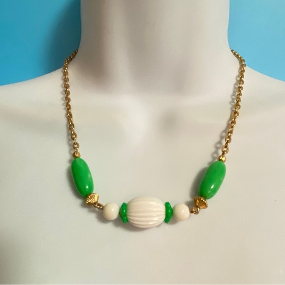 AVON Green & White Lucite Beads Gold Tone Necklace "Come Summer "1975 - Picture 8 of 11